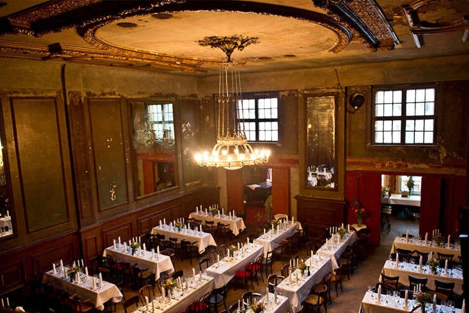 Der 120 m² große Spiegelsaal im Ballhaus ist etwas in die Jahre gekommen.