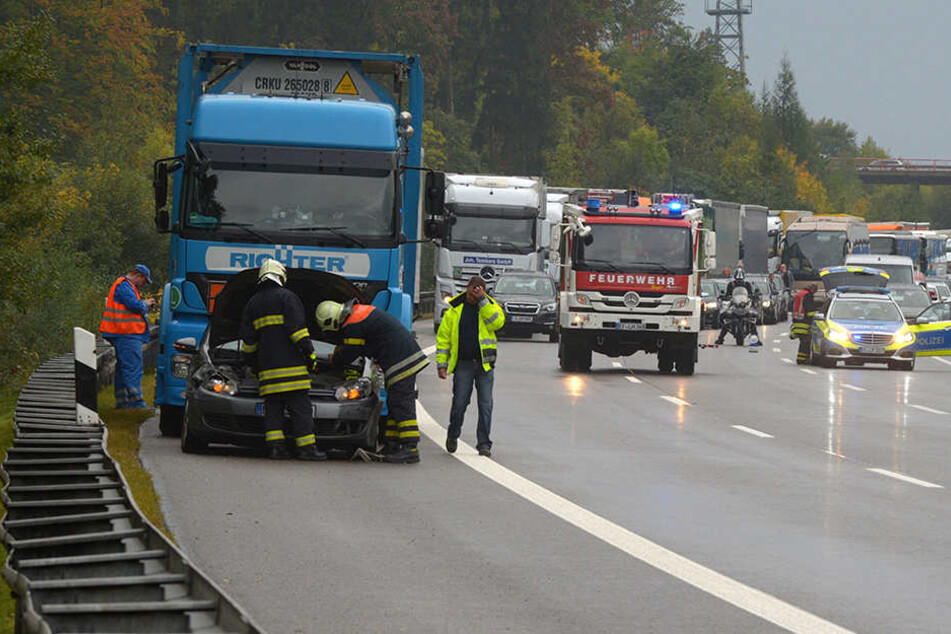Die A4 musste nach mehreren Unfällen bei Erfurt voll gesperrt werden, es bildete sich ein langer Stau.