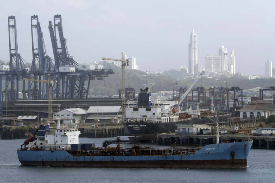 Ein Frachtschiff beendet seinen Transit durch den Panamakanal auf der Pazifikseite.