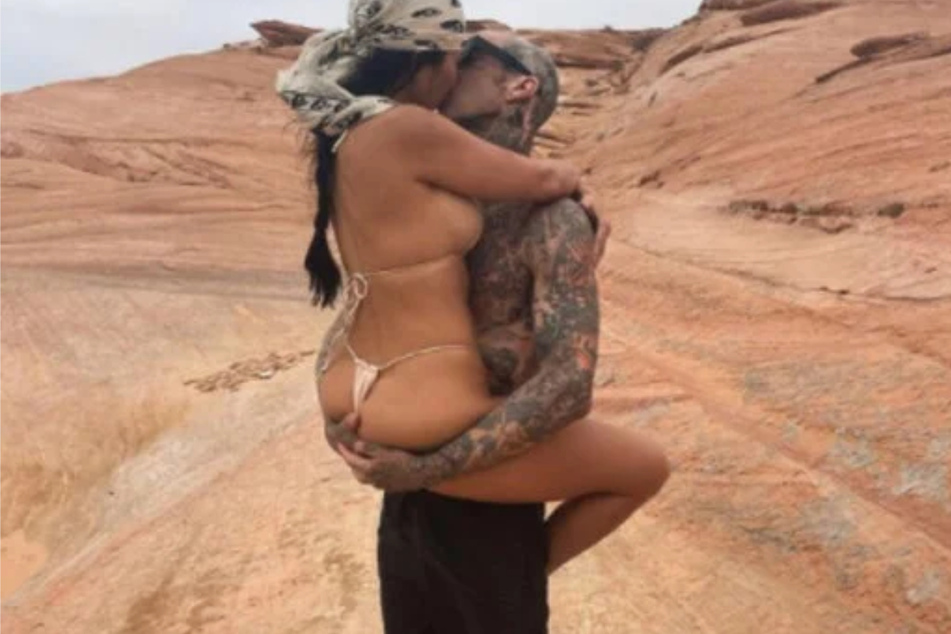 Kourtney Kardashian und Travis Barker (45) knutschen wild auf Instagram herum.