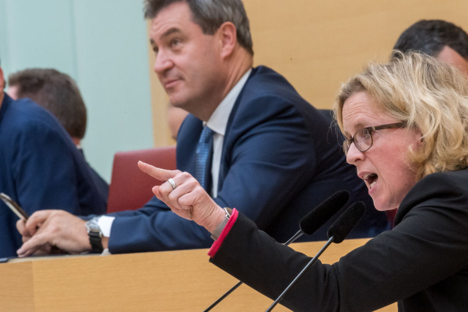 SPD-Chefin Natascha Kohnen (r.) hat Markus Söder (CSU, Hintergrund) hart attackiert.