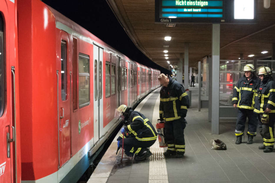 Die Feuerwehr Hamburg reinigte noch in der Nacht die Unfallstelle.