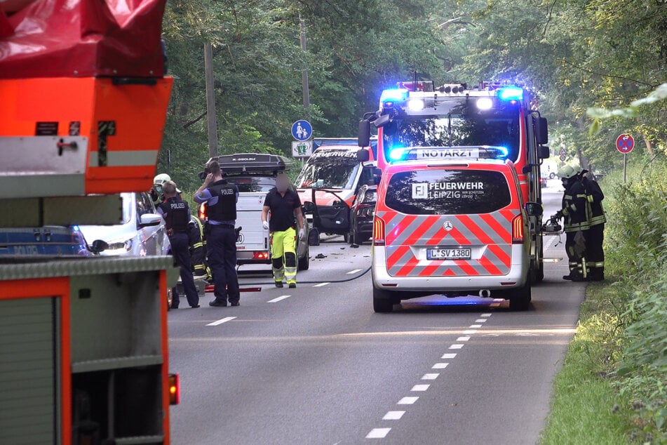 Auf der Gustav-Esche-Straße im Stadtteil Leutzsch sind am Freitagmorgen zwei Autos kollidiert.