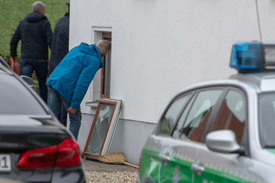 Polizeibeamte sichern Spuren an einem Wohnhaus. In dem Einfamilienhaus in Niederbayern hat die Polizei drei Leichen gefunden.