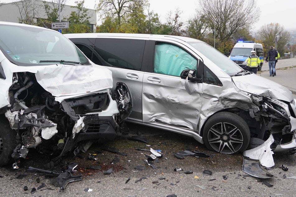 Frontalcrash in Hedelfingen: 59-Jähriger im Krankenhaus, 60.000 Euro Schaden!