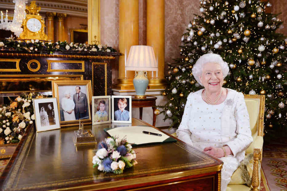 Bei ihrer Weihnachtsansprache vor zwei Jahren hatte Queen Elizabeth noch gut lachen. In diesem Jahr wird es für sie wohl tatsächlich einsam unterm Weihnachtsbaum.