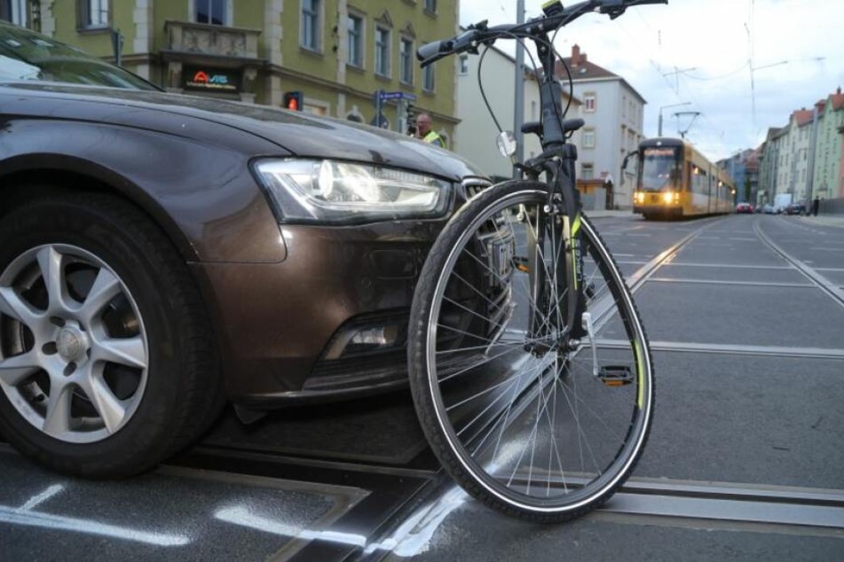 Der 33 jahre alte Audi-Fahrer erfasste die 28-jährige Radfahrerin an der Kreuzung Pennricher Straße / Rudolf-Renner-Straße in Dresden-Cotta.
