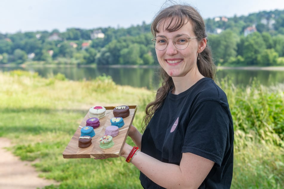 Die Gebäckstücke werden auch mit Blütenblättern oder Schriftzügen angeboten. "Bunte Alfajores kommen auf Märkten besonders gut an", weiß Bettina Zimmermann (27).