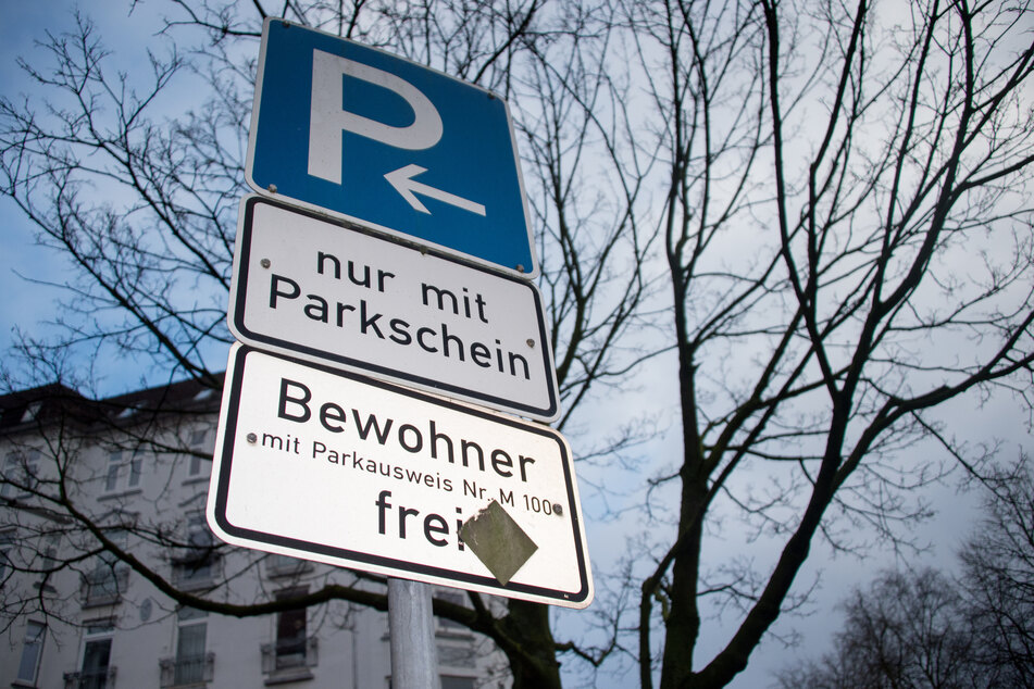 Bewohnerparkzonen sorgen regelmäßig für erhitzte Gemüter. Jetzt läuft die Gewerkschaft der Polizei gegen die Einrichtung von Parkzonen für Lieferanten und Zusteller in Hamburg Sturm.