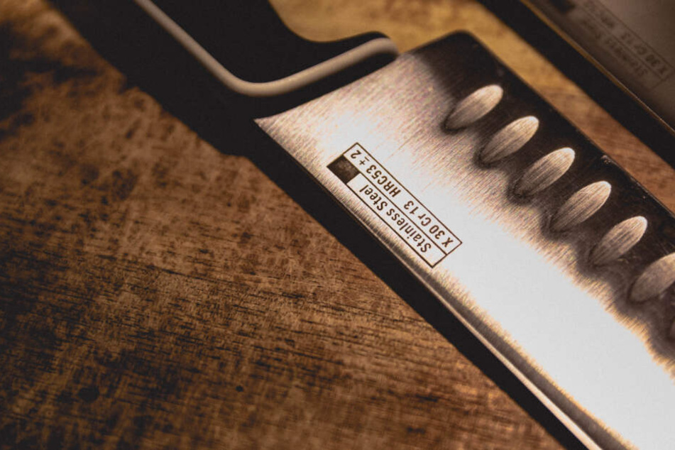 Der 26-Jährige streckte den Rathausmitarbeiter mit einem Messer nieder. (Symbolbild)
