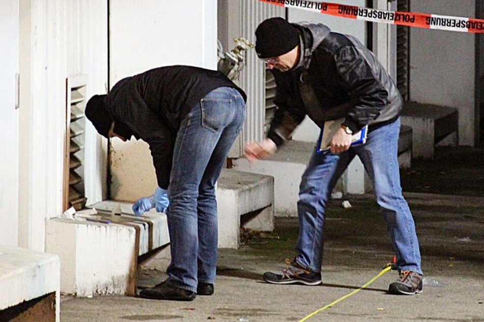 Beamte untersuchen den Tatort hinter einem Supermarkt in Neumarkt in der Oberpfalz.