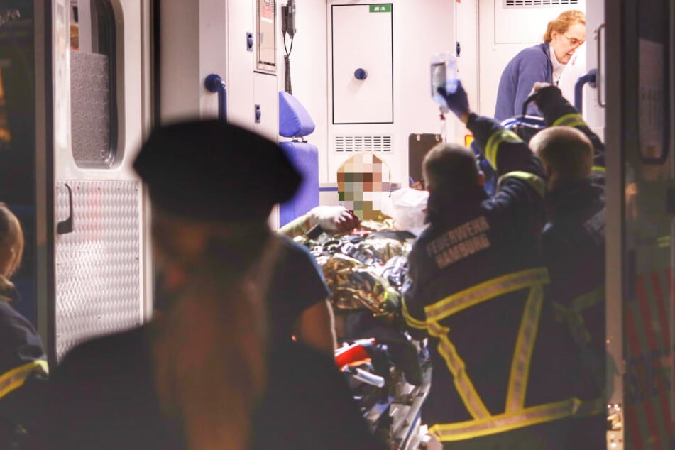 Der Schwerverletzte wird in den Rettungswagen geschoben.