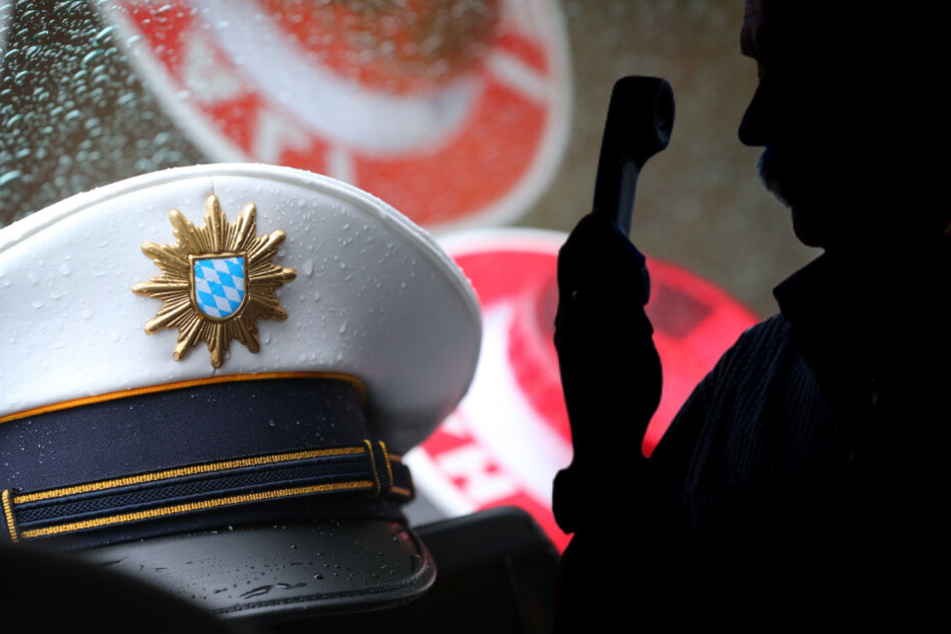 Ein Mann hat sich bei einer Münchnerin als Polizist ausgegeben und sie bestohlen. (Symbolbild)