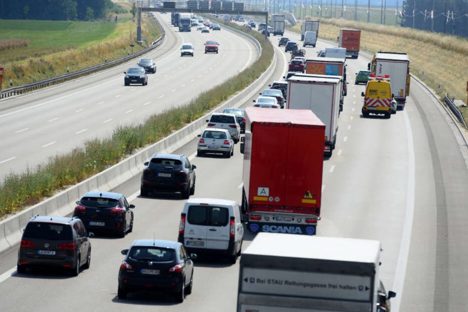 Der ADAC warnt vor einem massiven Verkehrsaufkommen zum Ferienbeginn in Bayern. (Archivbild)