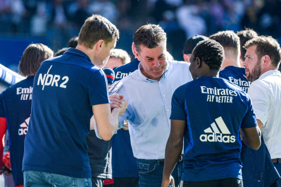 Nach der Partie klatschte Dieter Hecking mit seinem Team ab.