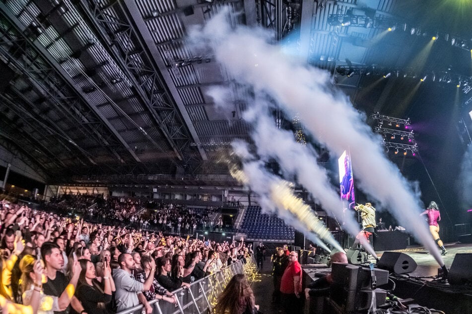 Mitgebracht hatte er seinen DJ, Band und Tänzerinnen..