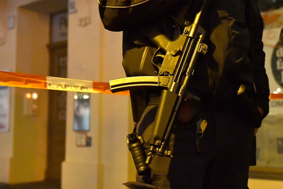 Ein bewaffneter Polizist sperrt am Freitag die Straßen an einen Weihnachtsmarkt in der Innenstadt von Potsdam ab.