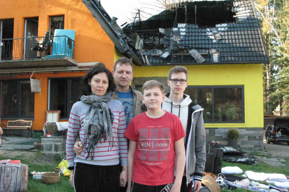 Familie Peters vor ihrem zerstörten Haus: In den schweren Stunden wird ihnen viel Hilfe zuteil.