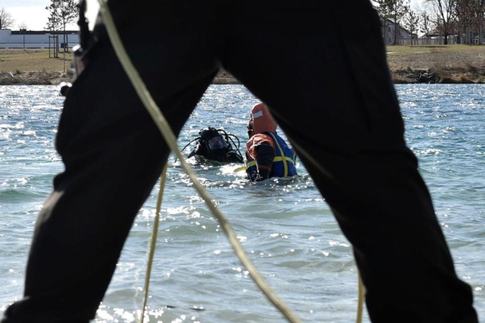 Taucher der Feuerwehr bargen den Körper aus dem Riemer See. (Symbolbild)