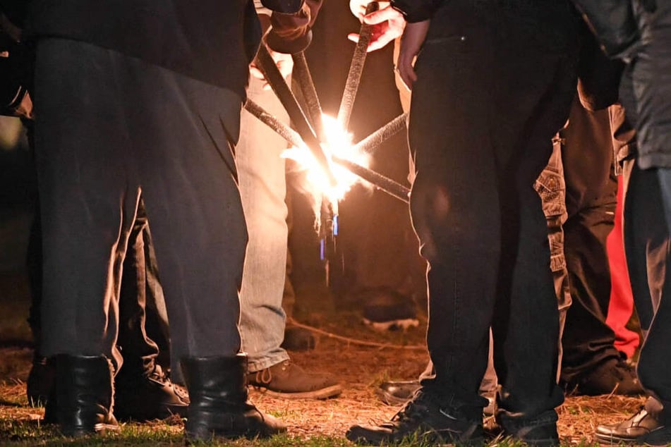 23. Februar 2017: Rechtsextreme stehen auf dem Wartberg und halten Fackeln in der Hand.