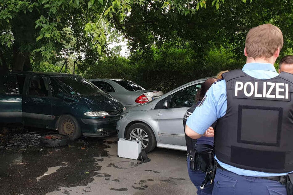 Polizisten stehen in der Neuköllner Dieselstraße.