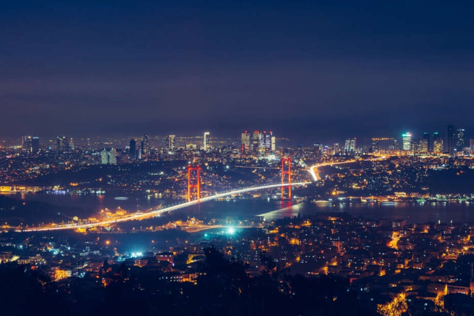 Istanbul bei Nacht: In der Stadt leben rund 16 Millionen Menschen.