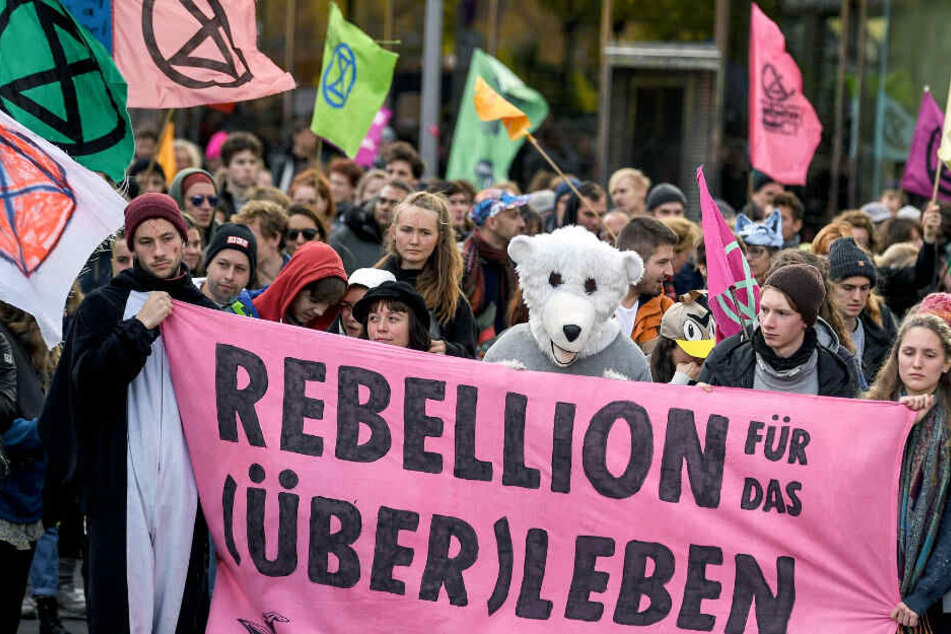 Aktivisten der Bewegung "Extinction Rebellion" demonstrieren in der Innenstadt.