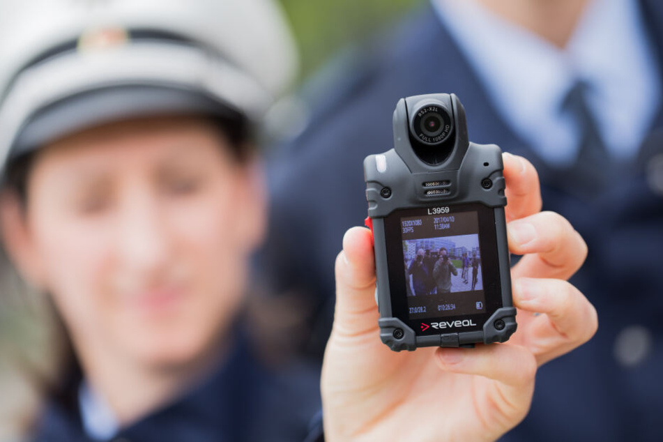 Die nordrhein-westfälische Polizei führt flächendeckend Bodycams ein, kleine Kameras, die im Brust- oder Schulterbereich an der Uniform befestigt sind.