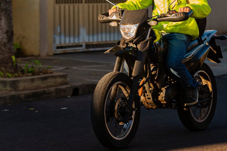 Leipzig: Eingetretene Tür bringt Polizei auf Plan: Beamte finden gestohlenes Motorrad