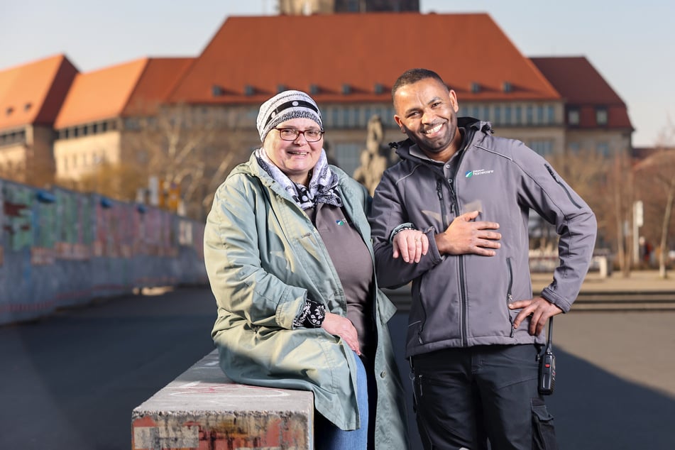 Sozialarbeiterin Ramona Halfaoui (57) mit Haylab Gebreyonas (34).