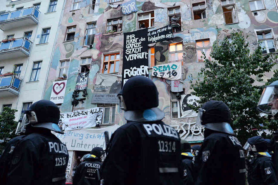 Polizisten bei einer Demonstration in der Rigaer Straße.