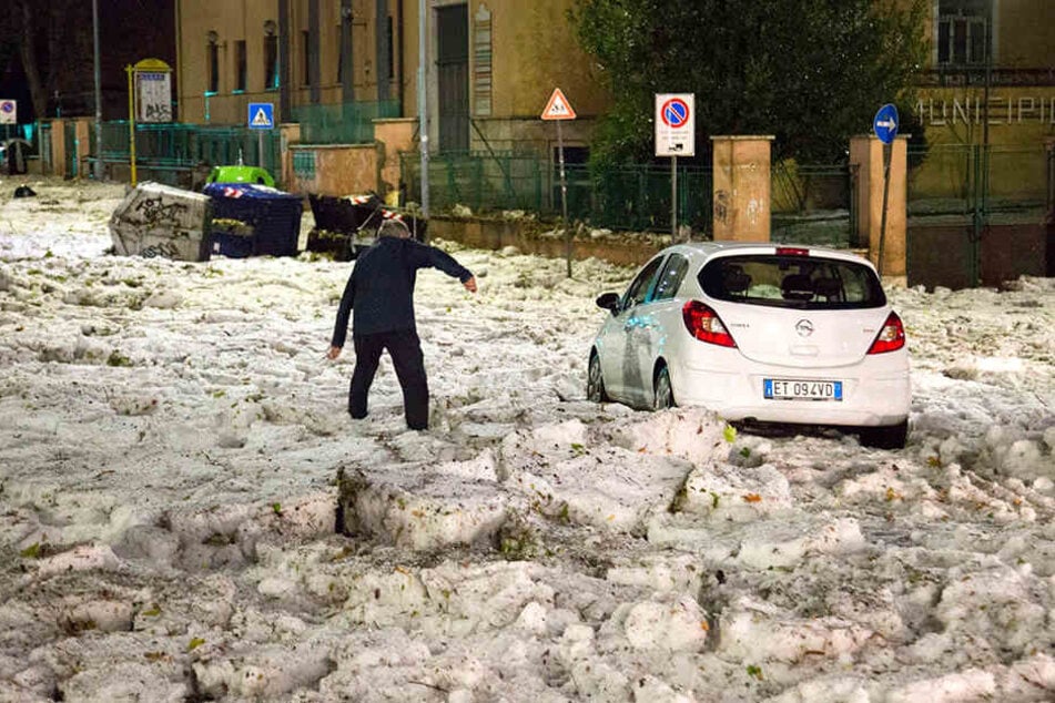 "Schnee" in Rom: Bei diesen Hagelmassen ging nichts vor und nichts zurück.