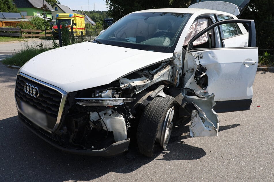Der Audi musste abgeschleppt werden.