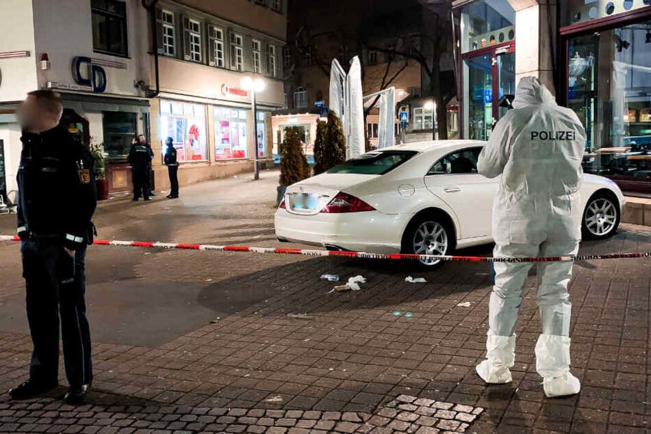 Die Spurensicherung geht am Tatort ihrer Arbeit nach.
