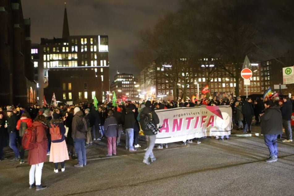 Demonstranten versammeln sich in Hamburg.