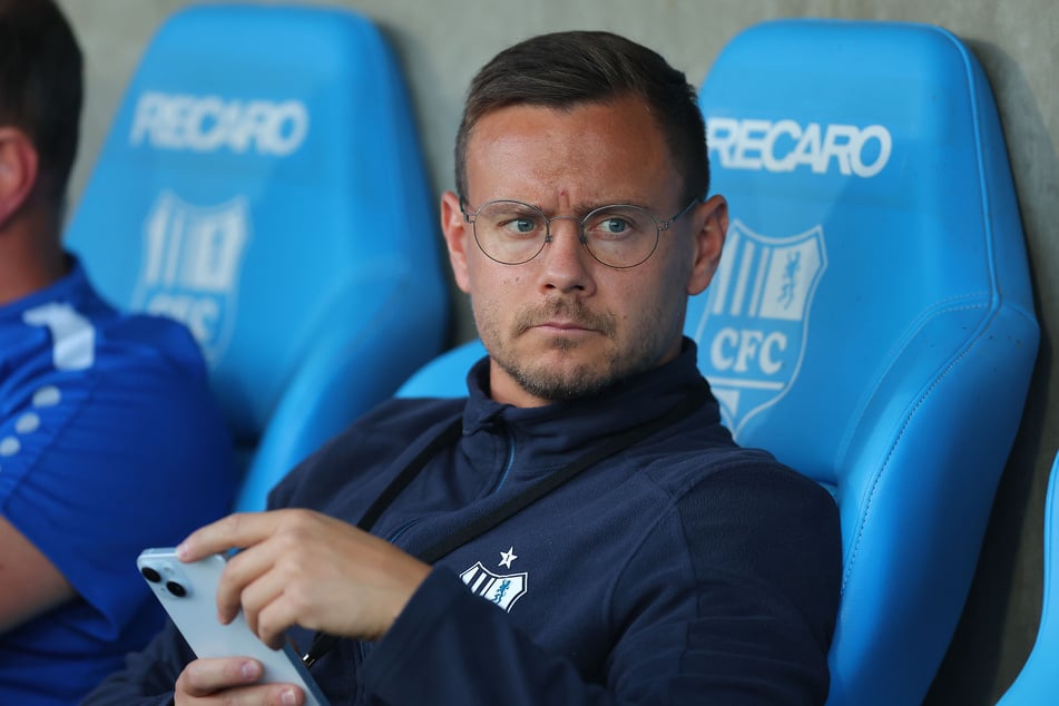 CFC-Sportdirektor Chris Löwe (36) ärgerte sich nicht nur über eine Rote Karte - auch ein Foulstrafstoß brachte ihn auf die Palme.