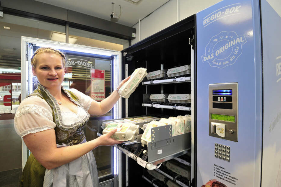 Mehrmals pro Woche wird die Box, in die 900 Eier passen, von Landwirtin Sarah Kretzschmar aus Gersdorf beliefert.