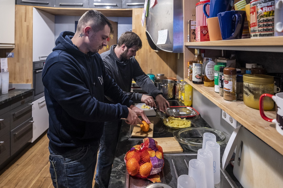 Kenan Ordunez (30) und Paul Hnat (32) schnippelten Kartoffeln und Orangen in der Küche des Jugendclubs Don Bosco.