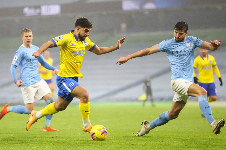 Was für ein Debüt! Reda Khadra (21, 2.v.l.) durfte für Brighton &amp; Hove Albion nur einmal in der Premier League ran - da aber ausgerechnet gegen Manchester City um Ruben Dias (25, 2.v.r.).