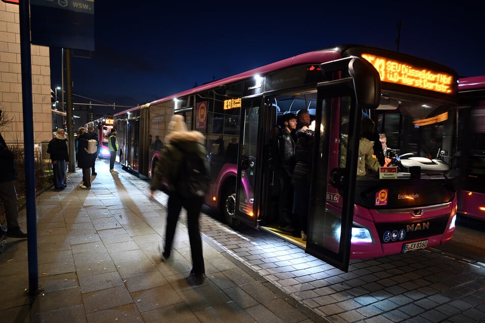 Wegen der Streckensanierung zwischen Köln und Hagen sind derzeit hunderte Ersatzbusse für Pendler im Einsatz.