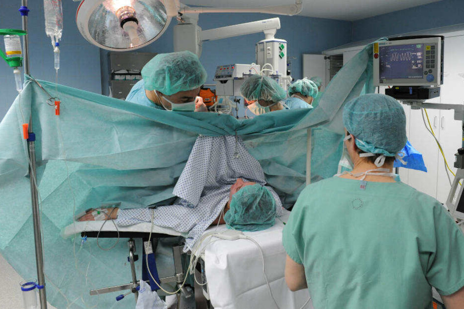 Frau verblutet nach Kaiserschnitt: Urteil über drei Ärztinnen gefallen
