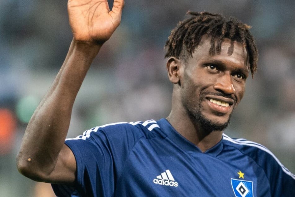 Bakery Jatta bedankt sich nach dem Sieg in Chemnitz bei seinen Fans.