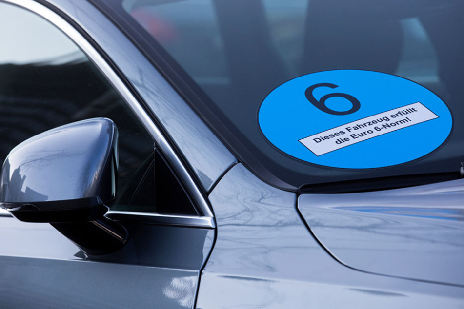 Ein Autohersteller wirbt mit einer blauen Plakette für ein Auto mit "Euro 6"-Norm. (Symbolbild)