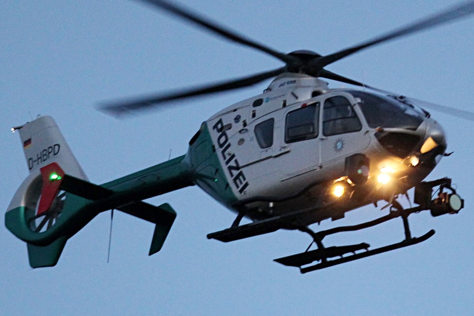 Explosion vor Einfamilienhaus in Bonn: Tür zerstört - Heli jagt Täter