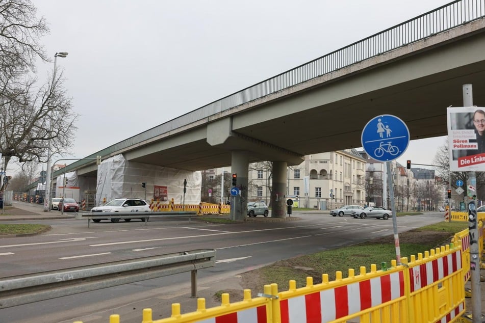 Ab 31. März bis zum Abschluss der Bauarbeiten wird der Verkehr parallel unter der Brücke vorbeigeführt.