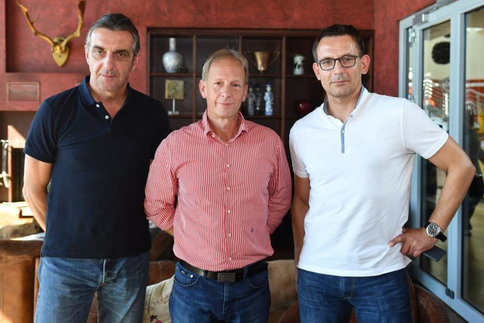 Die beiden Geschäftsführer Ralf Minge (li./Sport) und Michael Born (re./Kaufmännisches) mit dem Vorsitzenden des Aufsichtsrates Jens Heinig (Mitte).