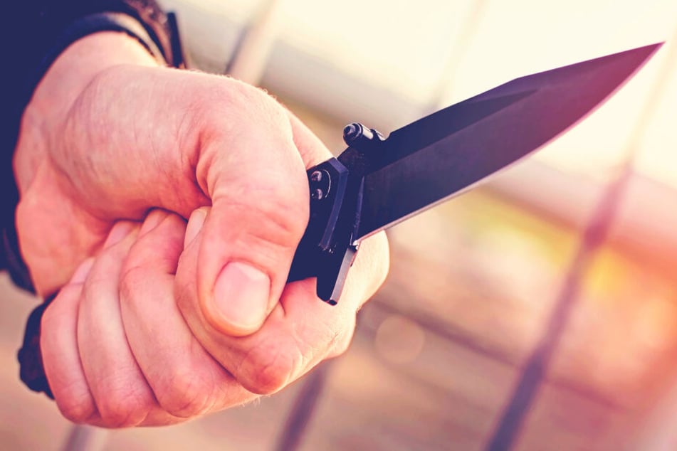Der Auslieferer wurde von der Gruppe mit einem Messer bedroht. Dann gab er ihnen sein Geld (Symbolbild).