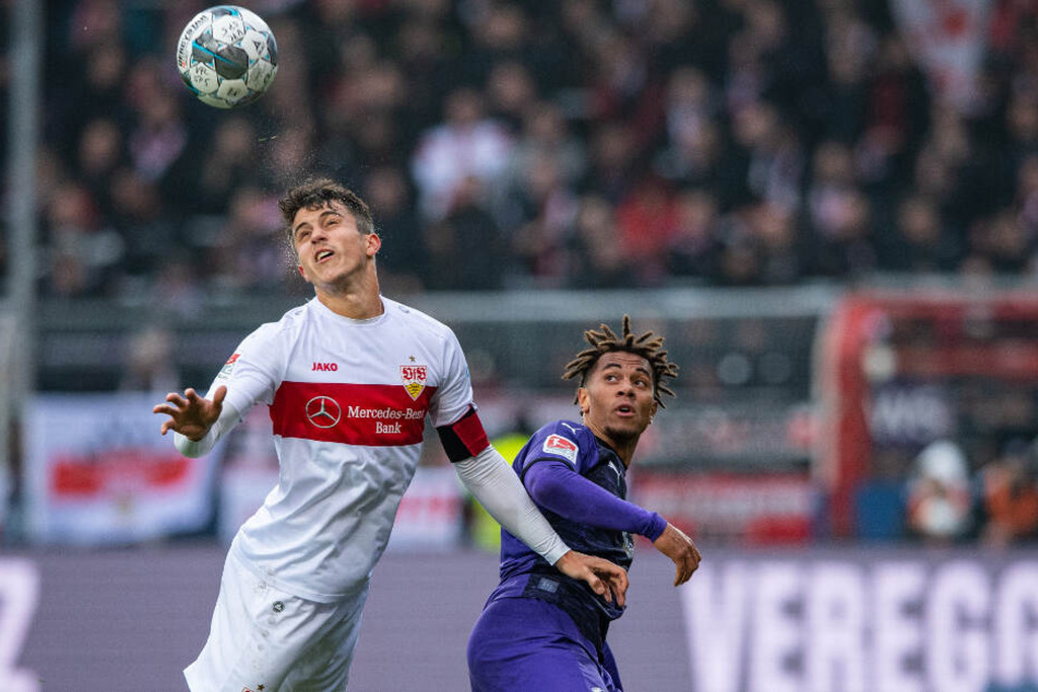 Stuttgarts Marc Oliver Kempf (l) und Osnabrücks Etienne Amenyido kämpfen um den Ball.