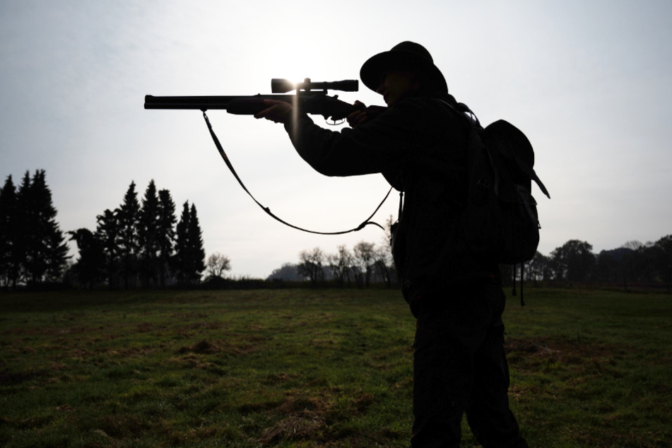 Ein Schuss löste sich aus der Waffe und streifte den Jäger am Ohr (Symbolbild).