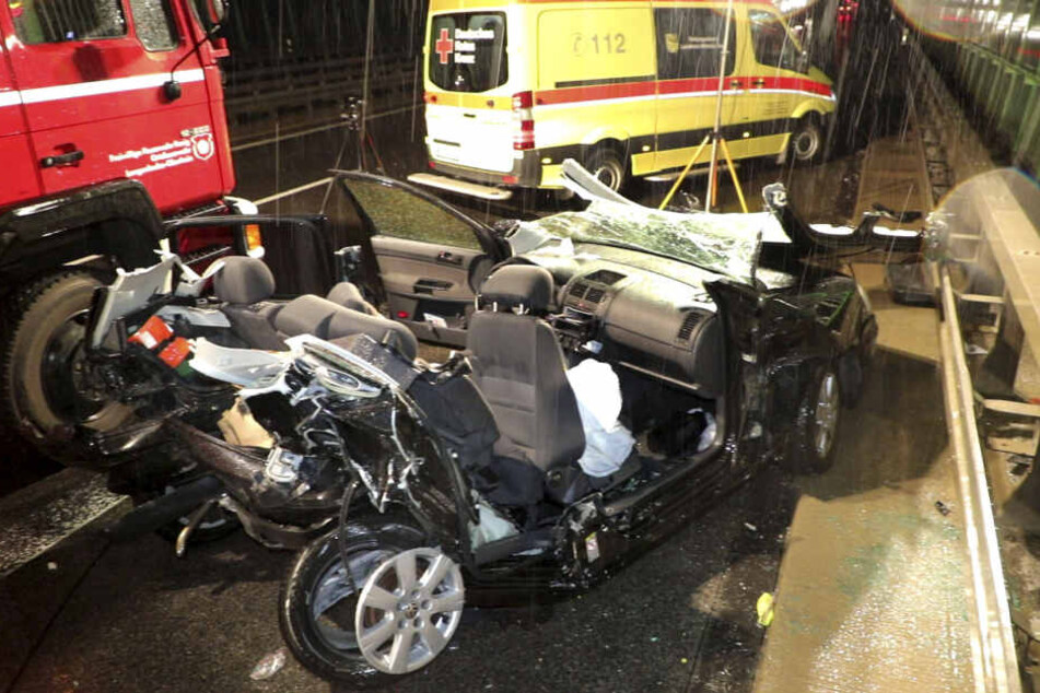 Drei Frauen wurden in dem VW eingeklemmt, für eine 61-Jährige kam jede Hilfe zu spät.